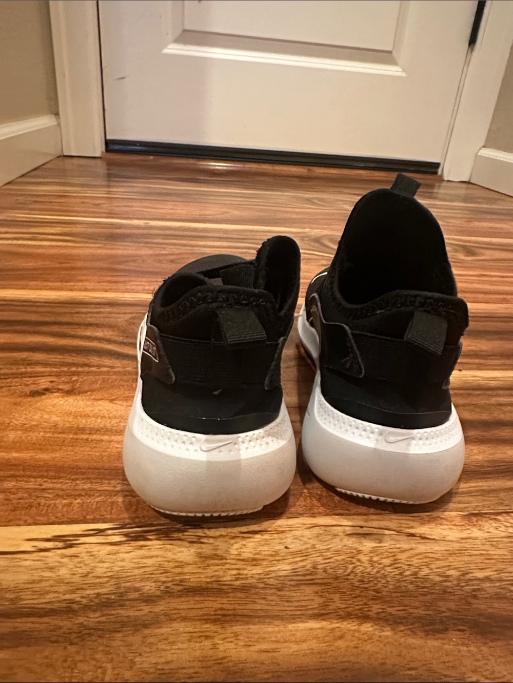 Nike Flex Runners, Black and White, 2.5Y - Picture 5 of 7